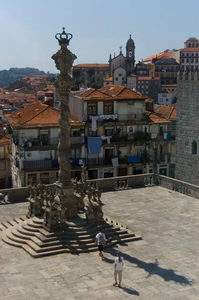 Rouleau d'armes ou Picota de justice dans la cathédrale de Se. Porto, Portuga — Photo
