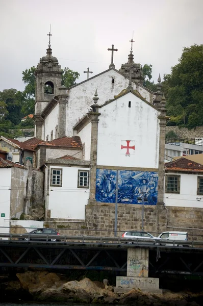 Massarelos vue sur l'église depuis le fleuve Douro. Porto, Portugal — Photo