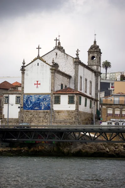 Massarelos templom megtekintése a douro-folyótól. Porto, Portugália — Stock Fotó