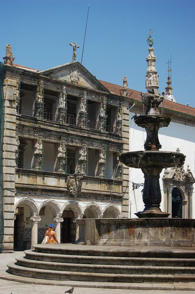 Kyrkan och casa da misericordia i republic square. Viana — Stockfoto