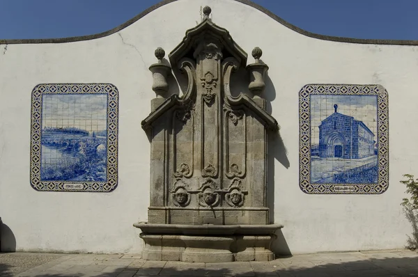 Typická fontána vedle sebe ve vila do conde, v Portugalsku — Stock fotografie