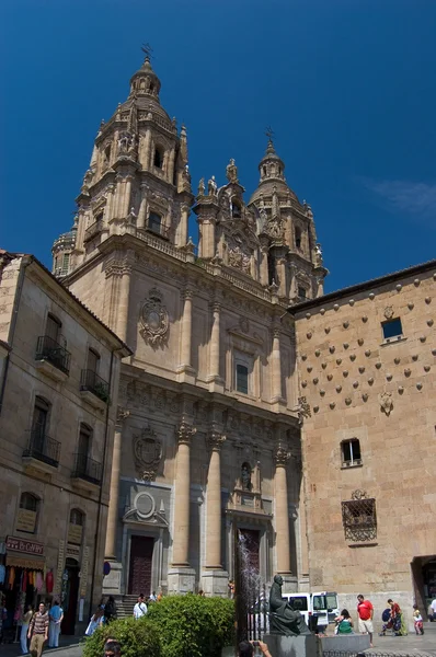 The Clergy (La Clerecia) or Royal College of the Holy Spirit and Pontifical University whit the House of Shells (Casa de las Conchas) in Salamanca, Spain — Stock Photo, Image