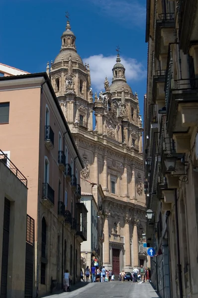Der Klerus (la clerecia) oder das königliche Kolleg des Heiligen Geistes und die päpstliche Universität mit dem Muschelhaus (casa de las conchas) in Salamanca, Spanien — Stockfoto