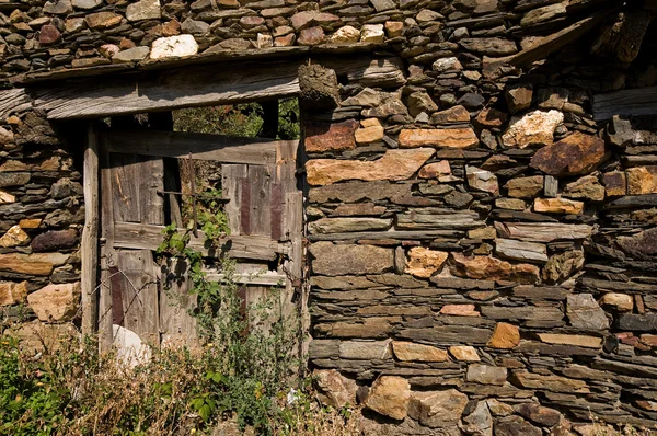 Eski bir evde yaşlı ahşap kapı — Stok fotoğraf