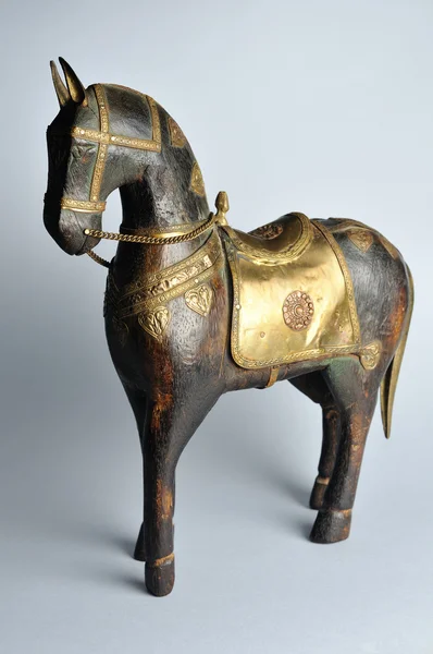 Pferd geschnitzt mit orientalischer Dekoration. — Stockfoto