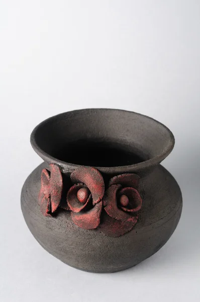 Taça de cerâmica decorada com flores — Fotografia de Stock