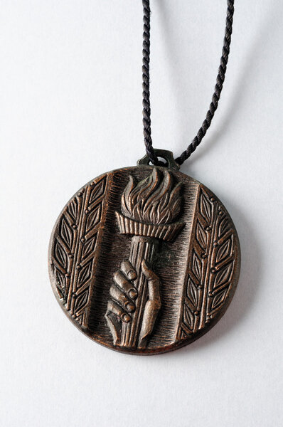 Медаль с символом олимпийского факела
