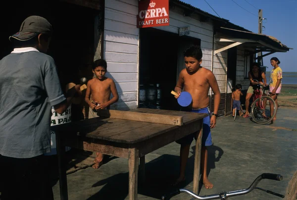 Dzieci bawiące się Ping-Pong.Alenquer (Amazonas) Brazylia — Zdjęcie stockowe