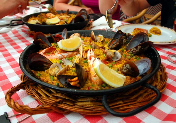 Spanische Paella in der Pfanne — Stockfoto