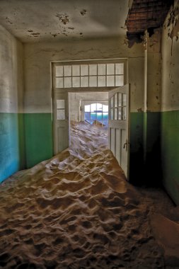 kolmanskop ghost town Namibya Afrika bir evde garip bir kumul