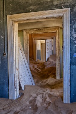 dune kum luderitz yakınındaki kolmanskop at tarafından overtaken bir ev