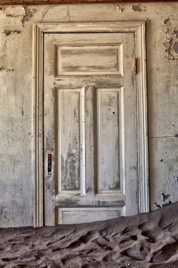 kapı ghosthouse kolmanskop ghost Town yakınındaki luderitz, Namibya