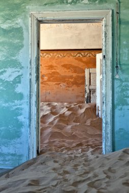 Dune kolmanskop hayalet kasaba luderitz, Namibya Afrika yakınlarında bir evde
