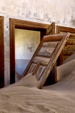 luderitz, Namibya yakınındaki kolmanskop hayalet evinde kum dolu berbat