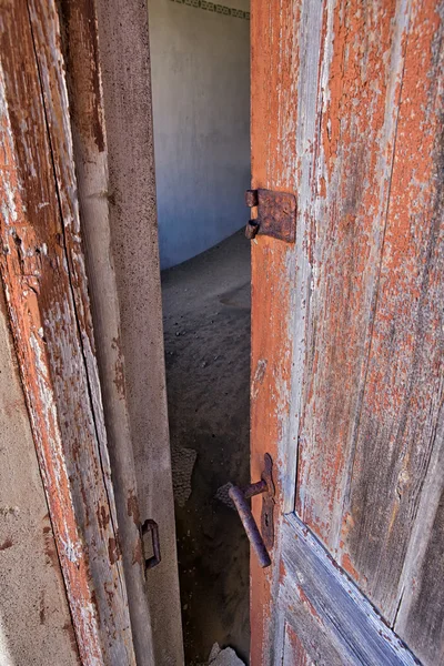 A door in kolmanskop 's ghost town namibia — стоковое фото
