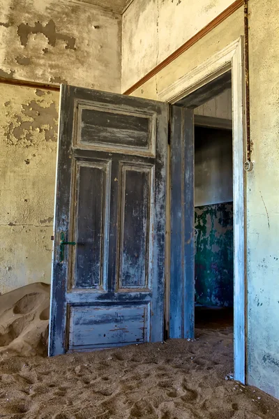 En dörr i kolmanskop's spökstad namibia Afrika — Stockfoto