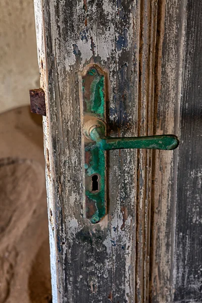 Kolmanskop'ın hayalet kasaba luderitz Namibya yakınındaki bir kapı — Stok fotoğraf