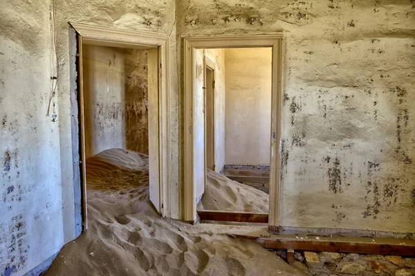 Una duna en una casa en kolmanskop fantasma ciudad namibia africa —  Fotos de Stock