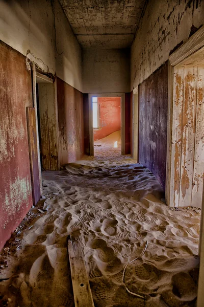 A ghosthouse in kolmanskop ghost town near luderitz namibia — Stock Photo, Image