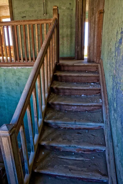 Un escalier dans une vieille maison à kolmanskop namibia — Photo