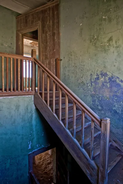 Una escalera en una antigua casa en kolmanskop namibia africa — Foto de Stock