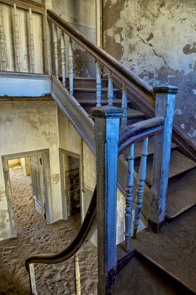 A staircase of an abandonned house at kolmanskop near luderitz namibia — Stock Photo, Image