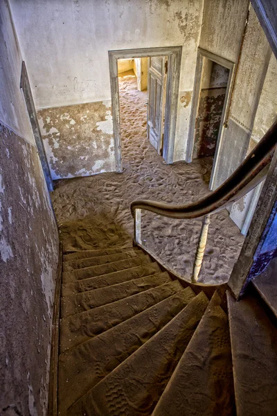 Un escalier d'une maison abandonnée à kolmanskop près de Luderitz — Photo