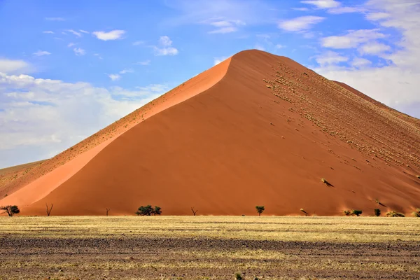 A vast orange dune at Sossusvlei namib naukluft park namibia africa — Stock Photo, Image