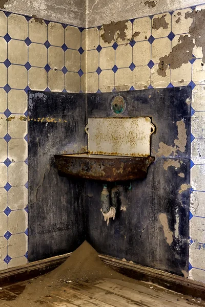 A washbasin in an abandonned house of kolmanskop ghost town — Stock Photo, Image