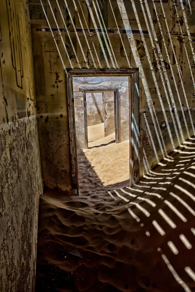 Abandoned ruin in the ghost town kolmanskop near luderitz namibia africa — Stock Photo, Image