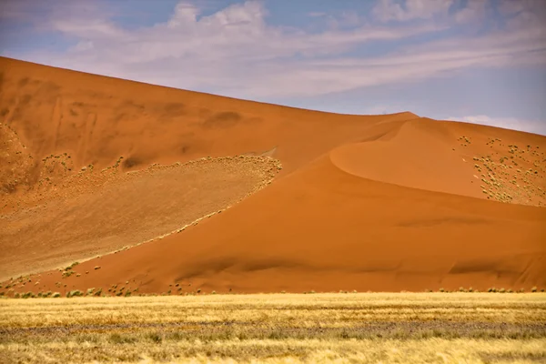 Удивительная оранжевая дюна в национальном парке Намиб Науклуфт рядом с Сесрием Намибом — стоковое фото