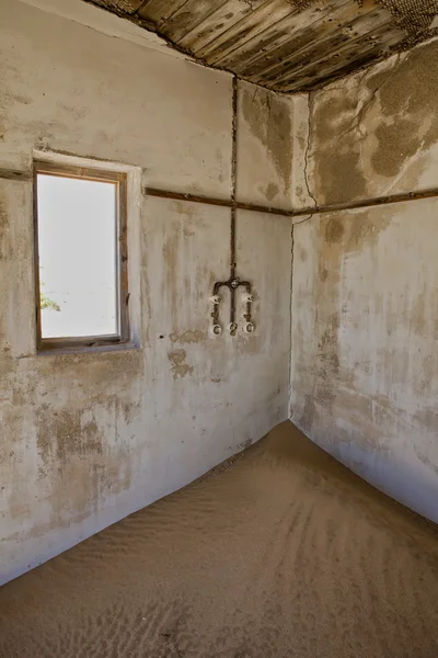 Ett hus fullt av sand i kolmanskop namibia Afrika — Stockfoto
