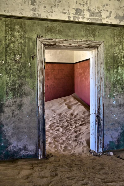 Uma casa ine a cidade fantasma kolmanskop namibia áfrica — Fotografia de Stock
