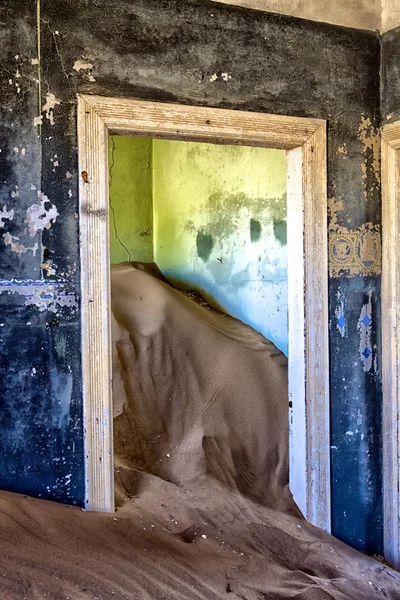 取って代わられたコルマン スコップ luderitz ナミビアのアフリカの近くで砂丘砂の家 — ストック写真