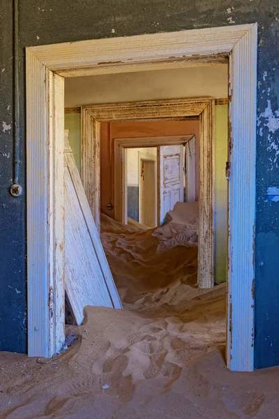 An house overtaken by dune sand at kolmanskop ghost town near luderitz — Stock Photo, Image