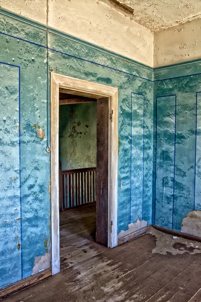 An old house in kolmanskop's ghost town in namibia africa — Stock Photo, Image
