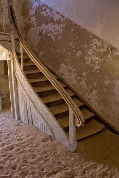 Una vieja escalera en la ciudad fantasma kolmanskop cerca de luderitz namibia —  Fotos de Stock
