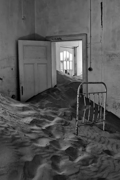 Postel v domě na kolmanskop město duchů Namibie Afrika — Stock fotografie