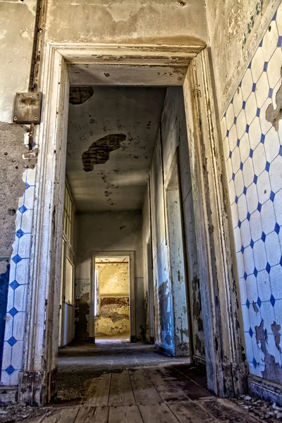 Koridor kolmanskop hayalet kasaba yakınlarında luderitz, Namibya, eski bir ev — Stok fotoğraf