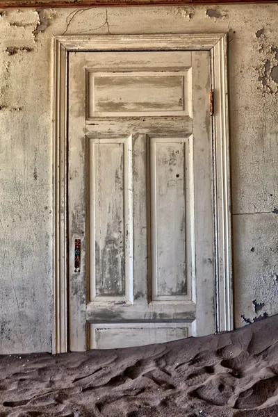 Door in a ghosthouse in kolmanskop ghost town near luderitz namibia — Stock Photo, Image