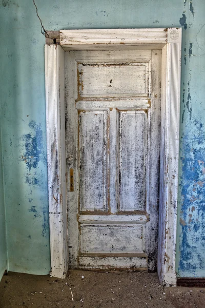 Puerta de una antigua casa en la ciudad fantasma de kolmanskop namibia africa —  Fotos de Stock