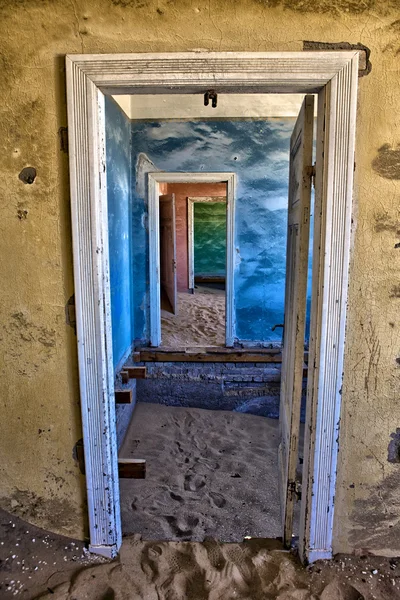 Duna em uma casa em kolmanskop cidade fantasma namibia — Fotografia de Stock