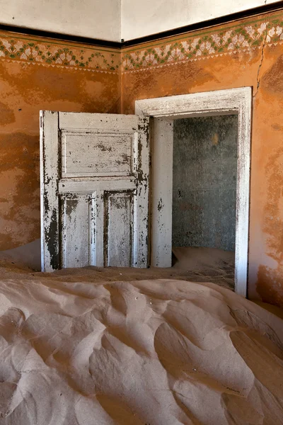 Wydmy w domu kolmanskop ghost town w pobliżu Lüderitz Namibii — Zdjęcie stockowe