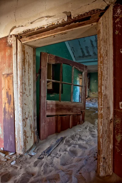 Ghosthouse in kolmanskop spookstad in de buurt van luderitz Namibië — Stockfoto