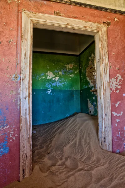 Casa llena de arena en kolmanskop namibia africa —  Fotos de Stock