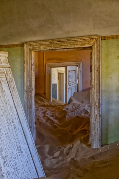 Dům předjet duny písku v kolmanskop ghost town poblíž luderitz, Namibie — Stock fotografie