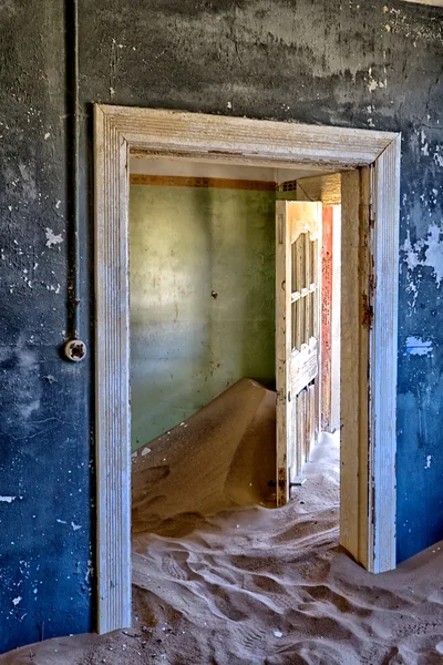 由沙丘沙子在科尔芒斯科普鬼城附近卢德里茨纳米比亚追上的房子 — 图库照片