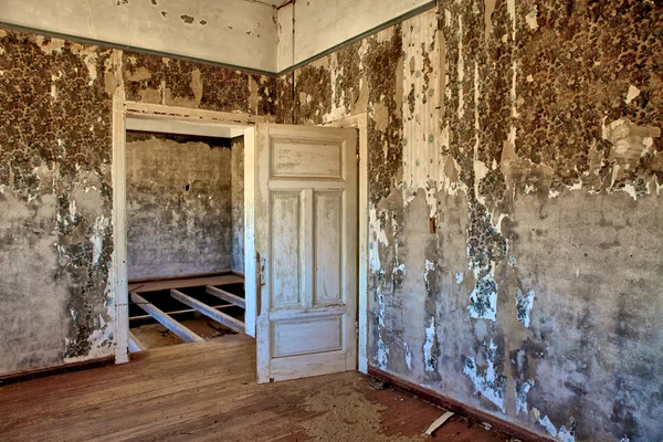 Interior of an house in kolmanskop's ghost town namibia africa — Stock Photo, Image