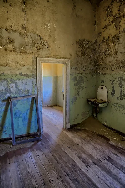 Interior of an old house in kolmanskop's ghost town namibia — Stock Photo, Image