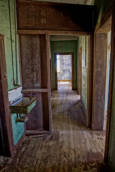 Old house in kolmanskop's ghost town in namibia africa — Stock Photo, Image